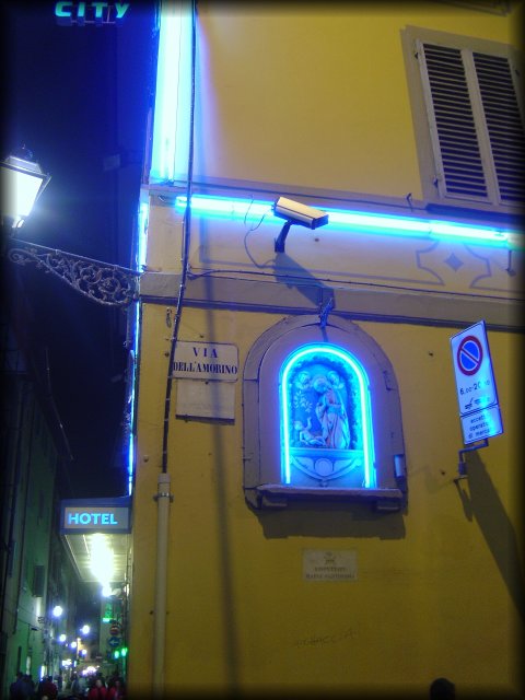 Via dell'Amorino and neon lit nativity scene on the wall, Firenze