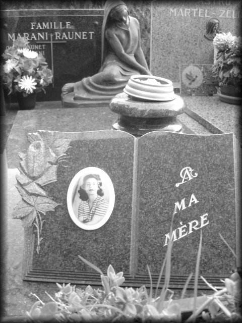 A plaque on a grave reading "A ma mere"