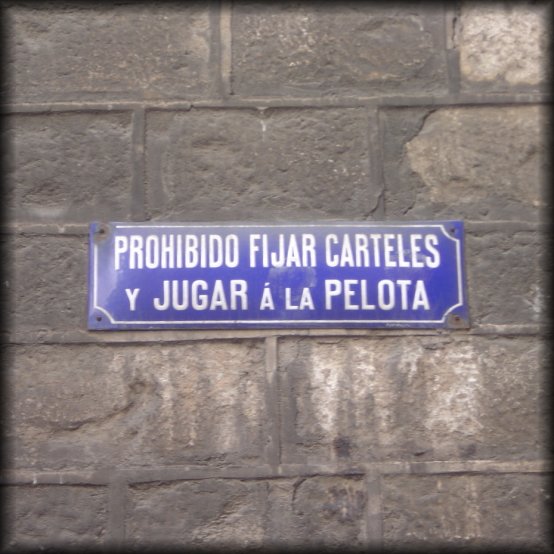 "prohibido fijar carteles y jugar a la pelota", you've been warned.