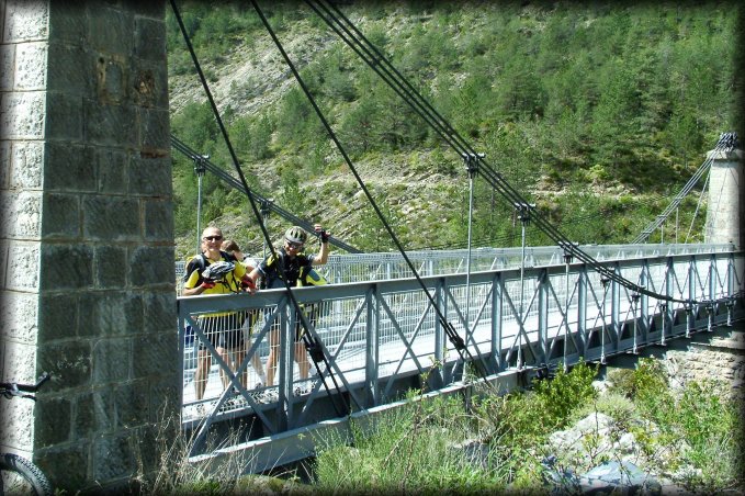 Some guys got off their bicycles gave a camera to Guillaume and grouped on the bridge to pose.