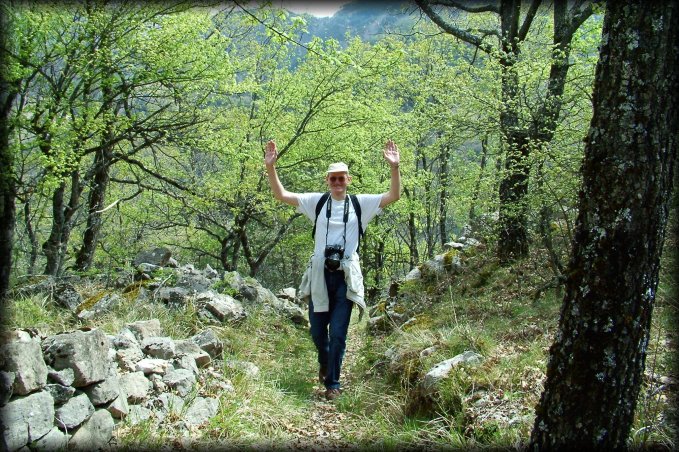 Bert raising his arms, victorious in the ascent