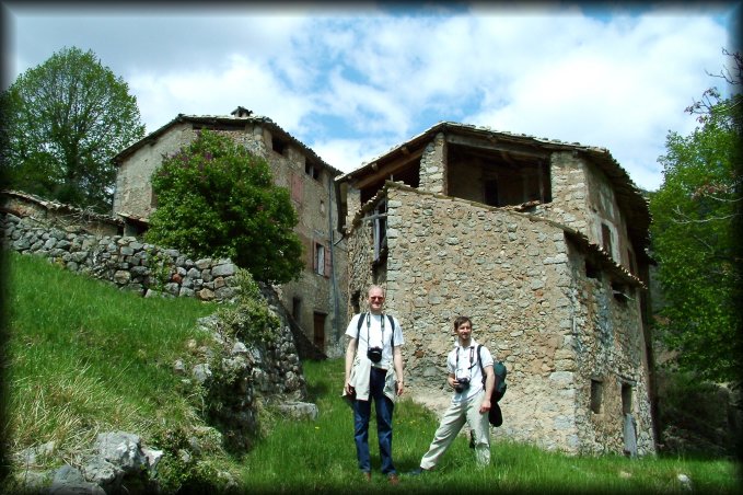 Bert and Guillaume posing in front of the houses of Amarines