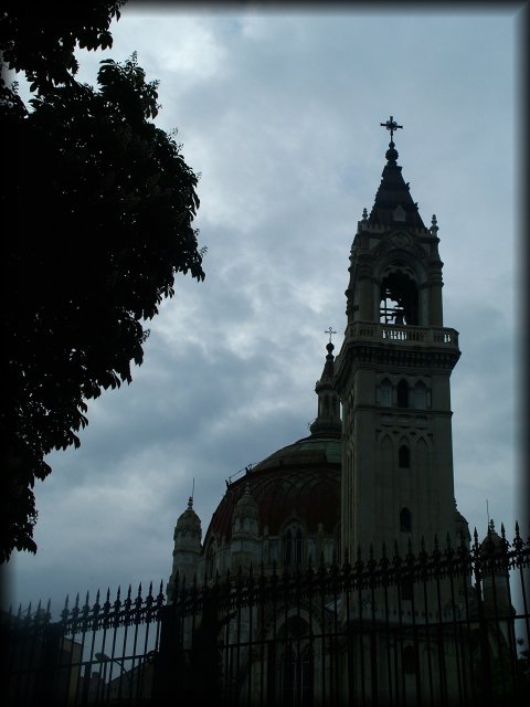 Iglesia de San Manuel Y San Benito, viewed from the street.