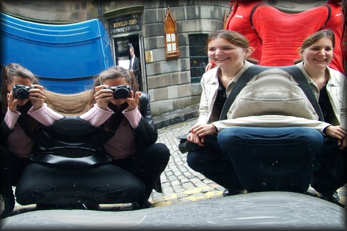 Distortion mirror, Camera Obscura. Cocos crouching, Alexes crouching too