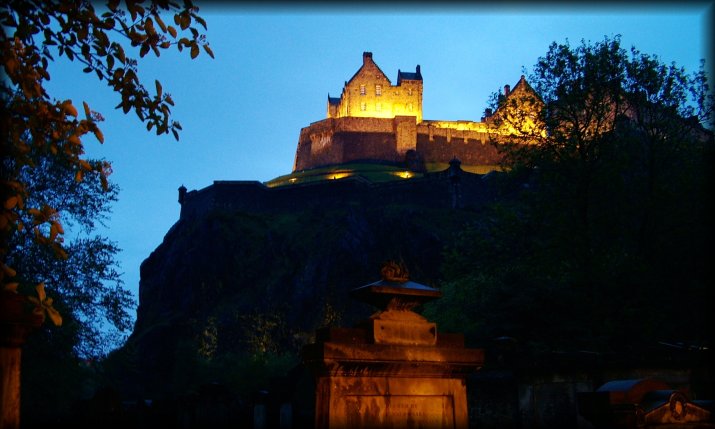 Edinburgh Castle at dusk, from Saint-Cuthbert Cemetery.