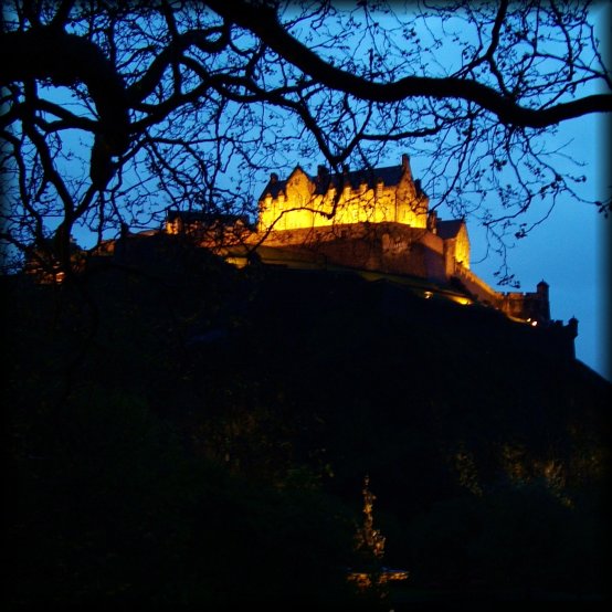 Edinburgh Castle at dusk, from Saint-Cuthbert Cemetery.