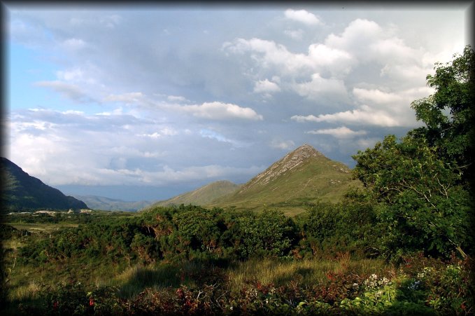 This is Diamond Hill (445 m.) next to Letterfrack, 5 km beyond Kylemore, an enchanting village on Barnaderg Bay, which was founded by the Society of Friends (the Quakers) in the 19th century as one of a series of mission settlements along the north Connemara coast.