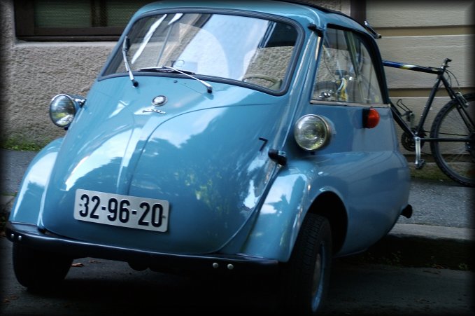 Back in Oslo. A really cute blueBMW Isetta.