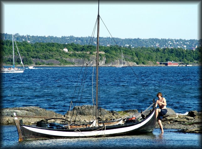 From the quay, waiting for the Bygdoy ferry, I was entertained by the various preparations and adjustments made on this sailing ship.