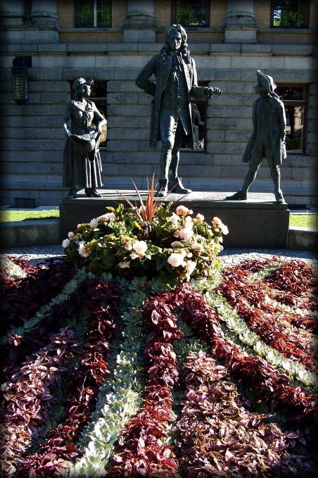 Statues in the park next to the Nationaltheatret 
