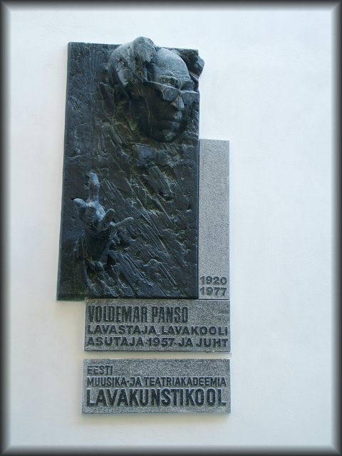 A 3D plaque next to the entrance of the academy of music and theatre.