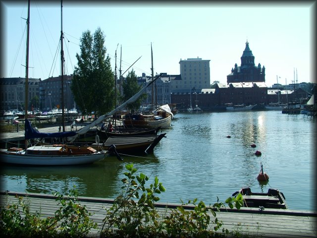 The Uspenski Orthodox cathedral and its golden reflection in the water of the harbour.