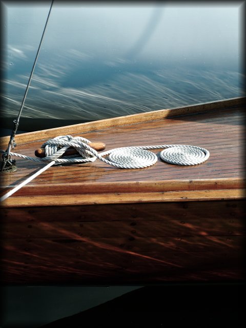 I found the arrangement of the ropes, the colours as well as the reflections absolutely striking.