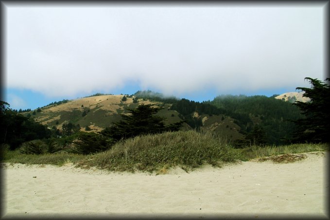 I liked that in between the sand, the mountains and the clouds, there is a strip of blue sky. 